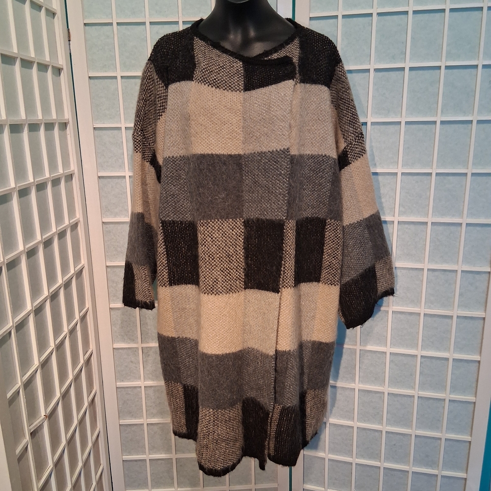Elegant Black and Gray Plaid Cardigan
